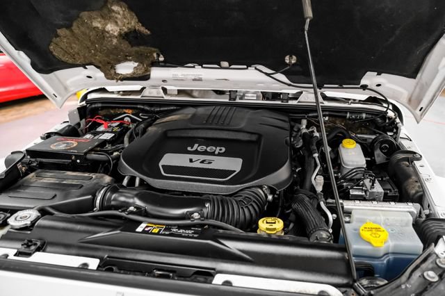 Used 2018 Jeep Wrangler Sahara w/ Connectivity Group AWD/4WD image 35