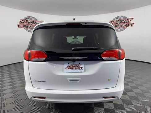 Used 2022 Chrysler Voyager LX FWD image 6