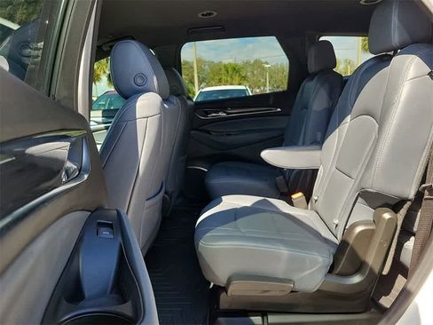 Used 2022 Buick Enclave Essence image 7
