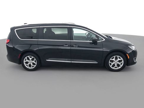 Used 2018 Chrysler Pacifica Touring-L w/ Tire & Wheel Group image 4