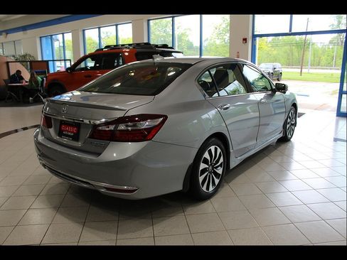 Used 2017 Honda Accord Touring image 5