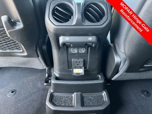 Used 2025 Jeep Wrangler Unlimited Rubicon image 26