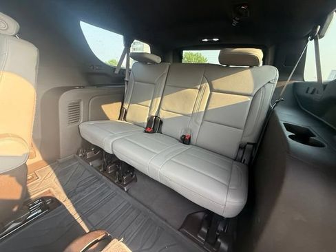 Used 2022 Chevrolet Suburban LT w/ Luxury Package AWD/4WD image 14