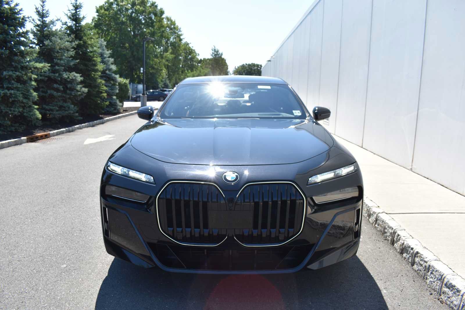 Used 2024 BMW 760i xDrive w/ Executive Package AWD/4WD image 2