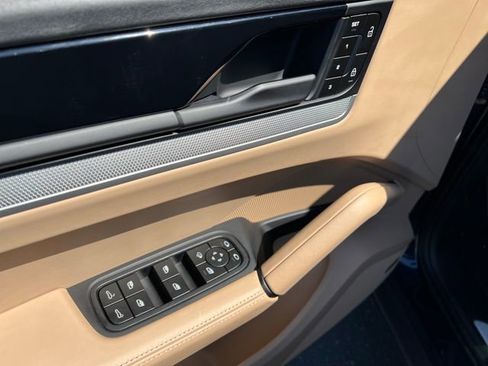Used 2024 Porsche Cayenne AWD/4WD image 10