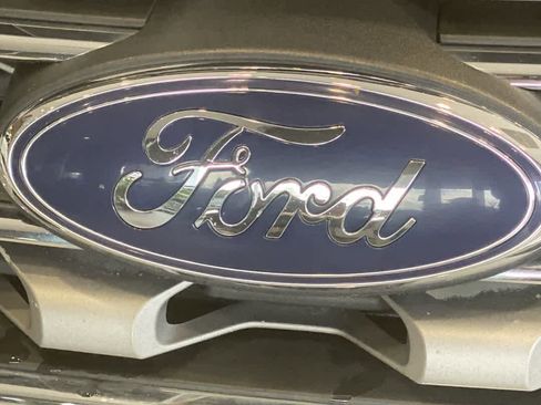 Used 2016 Ford Explorer XLT w/ Equipment Group 202A image 10