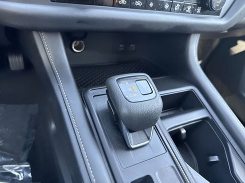 Used 2024 Nissan Pathfinder S image 15