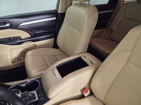 Used 2019 Toyota Highlander XLE FWD image 20