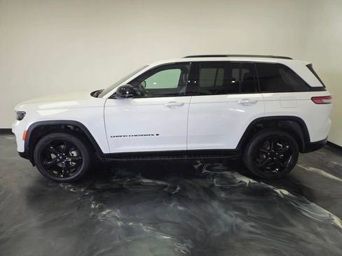 Used 2024 Jeep Grand Cherokee Limited w/ Luxury Tech Group II AWD/4WD image 2
