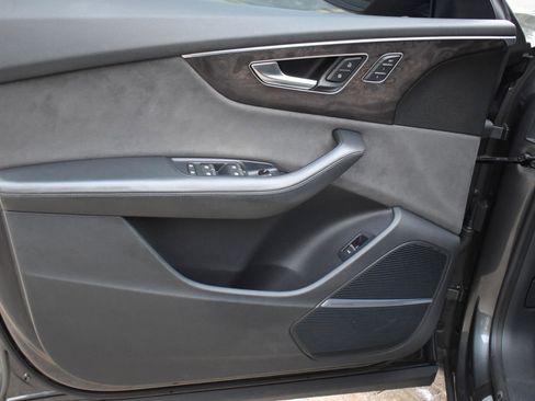 Used 2019 Audi Q8 Prestige w/ Luxury Package image 32