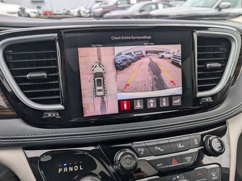 Used 2023 Chrysler Pacifica Limited w/ Uconnect Theater Family Group FWD image 32