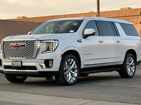 Used 2021 GMC Yukon XL SLT w/ SLT Luxury Package image 8