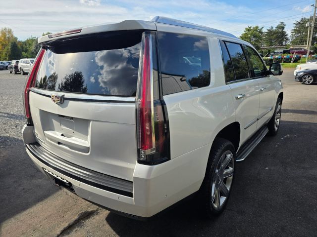 Used 2017 Cadillac Escalade Luxury AWD/4WD image 5