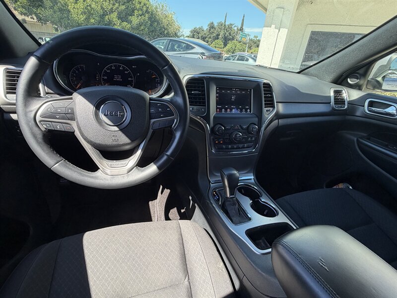Used 2018 Jeep Grand Cherokee Laredo RWD image 19