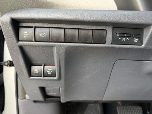 Used 2023 Toyota Sienna XLE image 33