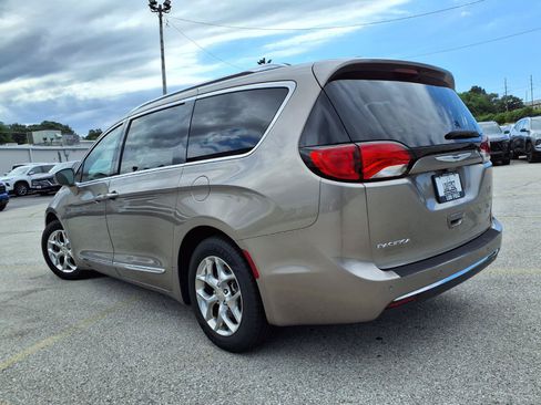 Used 2017 Chrysler Pacifica Limited w/ UConnect Theater Package FWD image 34