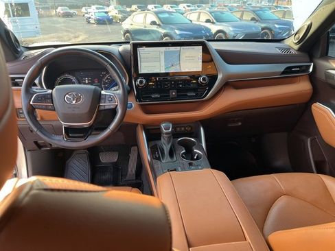 Used 2021 Toyota Highlander Platinum image 18