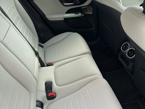 Used 2025 Mercedes-Benz GLC 300 4MATIC image 8