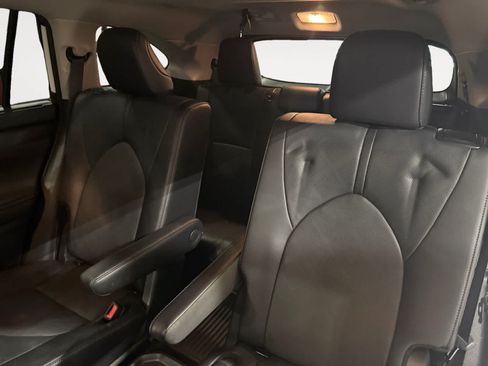 Used 2024 Toyota Highlander Platinum AWD/4WD image 14