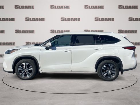 Used 2022 Toyota Highlander XLE image 2