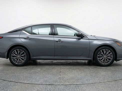 Used 2025 Nissan Altima 2.5 SV image 11