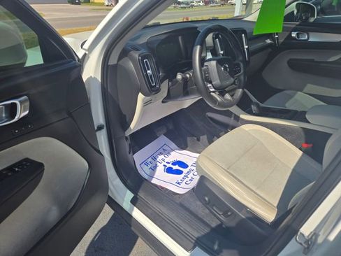 Used 2020 Volvo XC40 T5 Momentum w/ Protection Package Premier AWD/4WD image 4