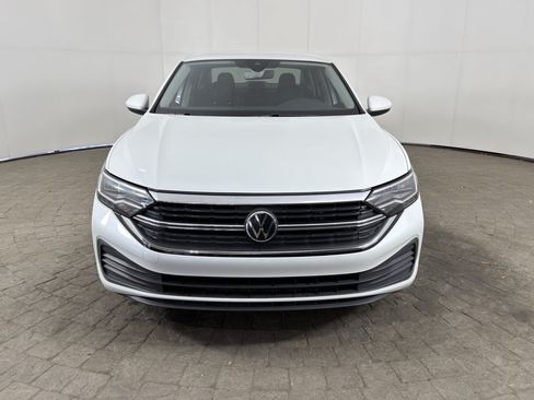 Used 2023 Volkswagen Jetta SE FWD image 2