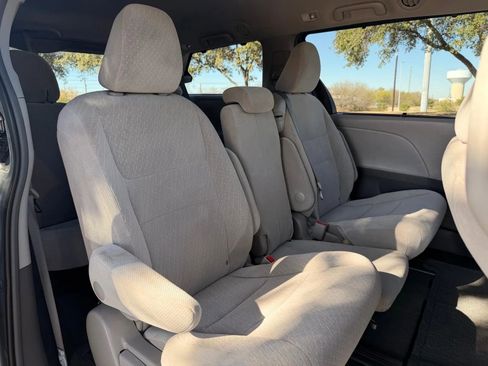 Used 2017 Toyota Sienna LE image 36