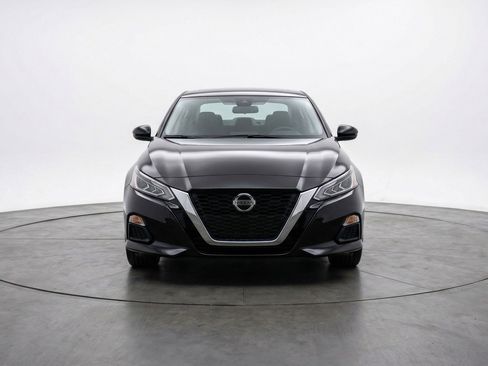 Used 2025 Nissan Altima 2.5 SV FWD image 2