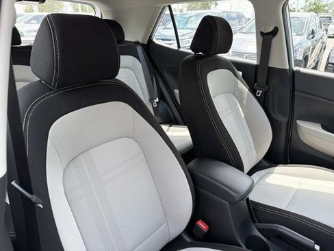 Used 2025 Hyundai Venue SEL FWD image 16