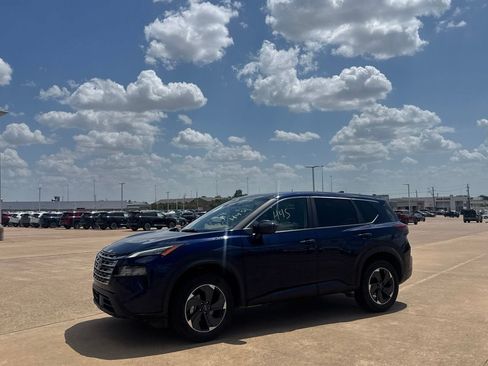 Used 2025 Nissan Rogue SV AWD/4WD image 10