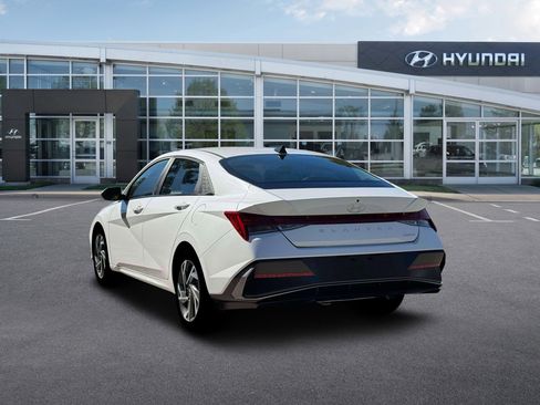 New 2026 Hyundai Elantra Limited FWD image 5