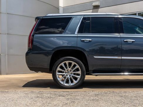 Used 2019 Cadillac Escalade Luxury AWD/4WD image 5