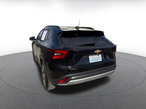 Used 2025 Chevrolet Trax LT image 11