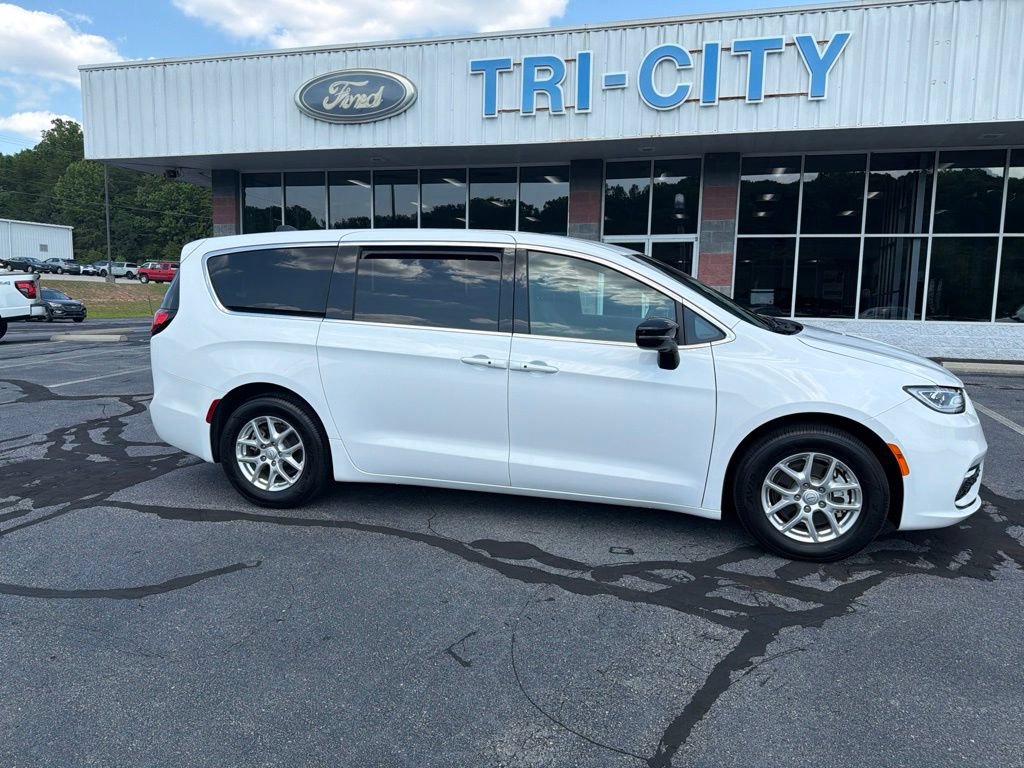 Used 2025 Chrysler Pacifica Select FWD image 1