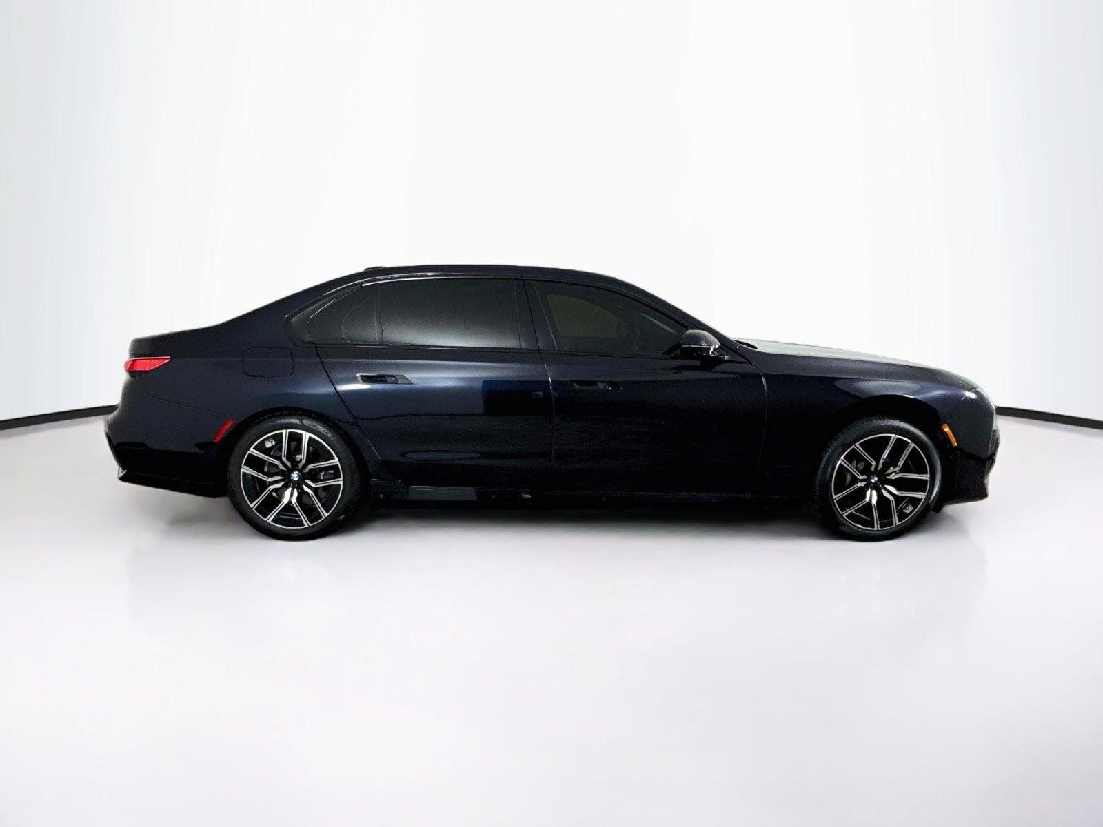 Used 2023 BMW i7 xDrive60 w/ Executive Package 2 AWD/4WD image 6