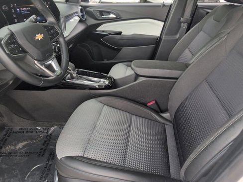 Used 2025 Chevrolet Trax LT w/ LT Convenience Package FWD image 24