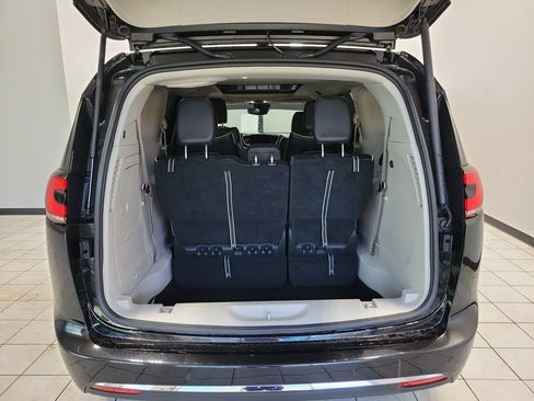 Used 2023 Chrysler Pacifica Limited image 54