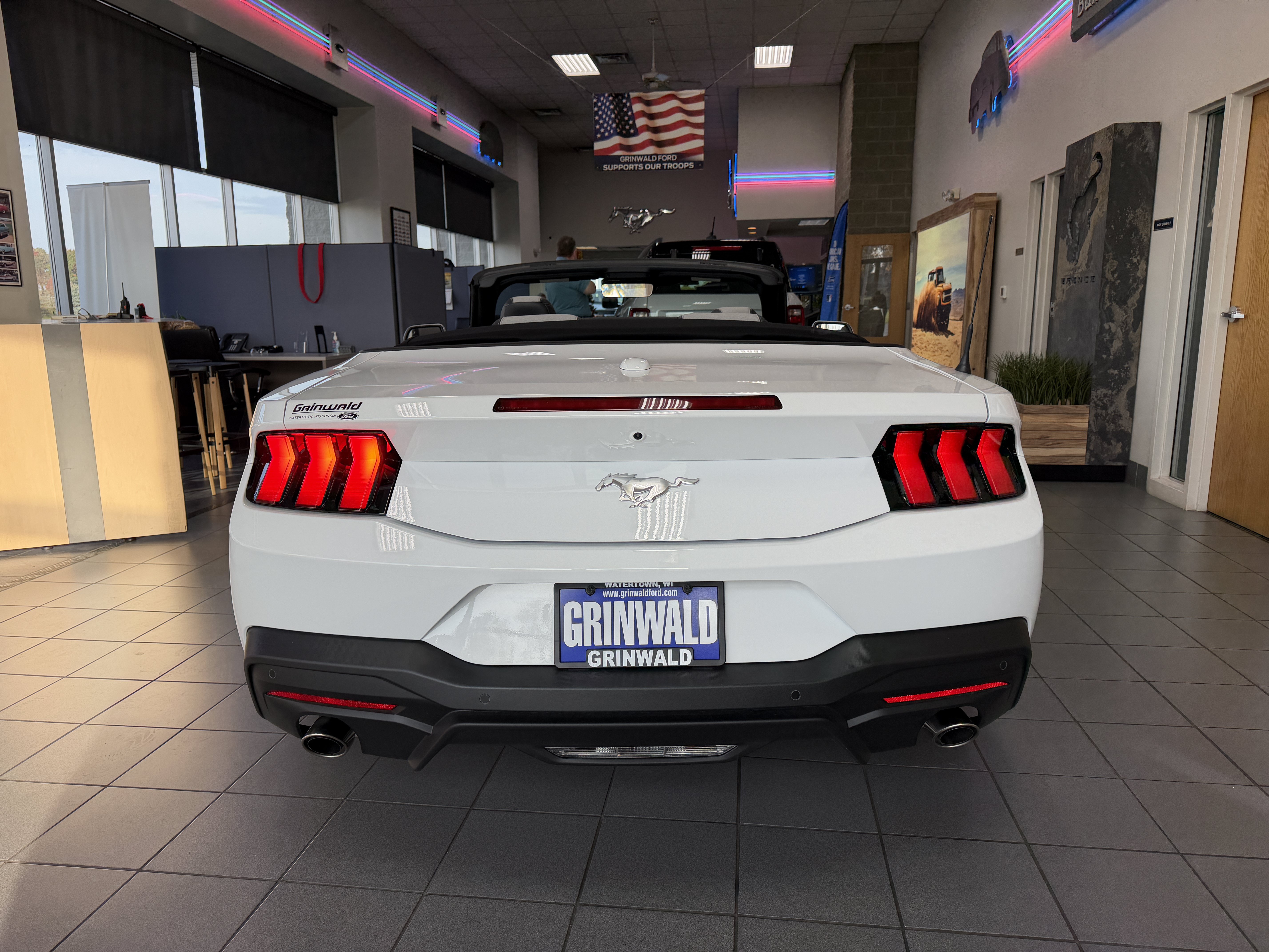 Used 2025 Ford Mustang Convertible RWD image 27