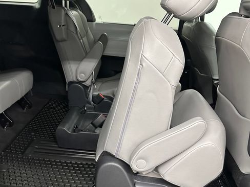 Used 2025 Toyota Sienna XLE FWD image 35