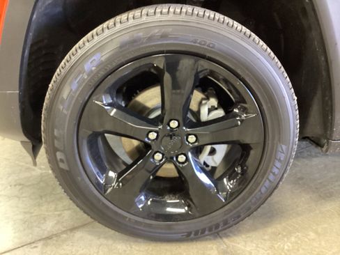 Used 2025 Jeep Grand Cherokee Altitude AWD/4WD image 10