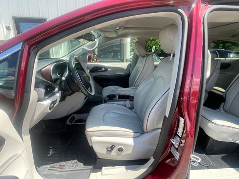 Used 2017 Chrysler Pacifica Limited w/ Advanced Safetytec Group FWD image 13