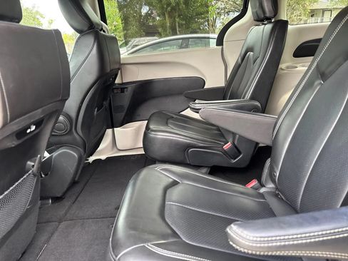 Used 2023 Chrysler Pacifica Touring-L FWD image 11