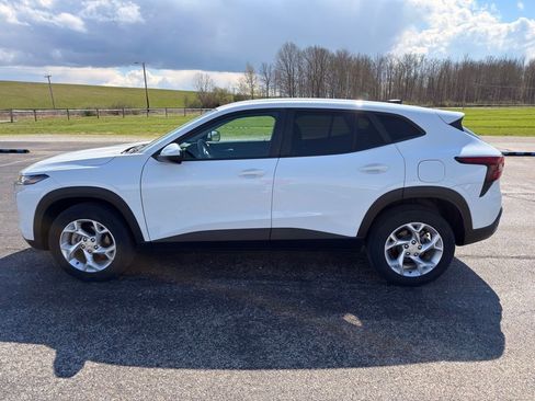 Used 2024 Chevrolet Trax LS w/ LS Convenience Package image 12