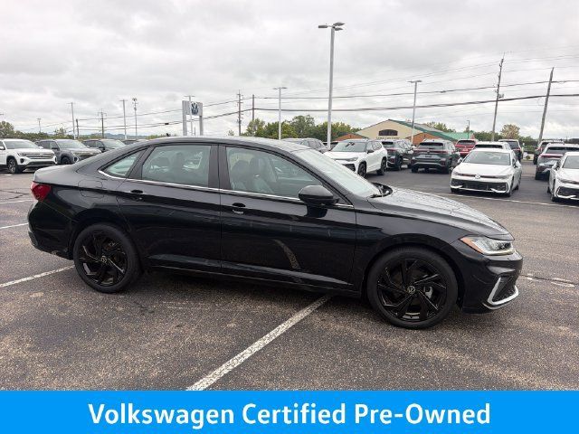 Certified 2025 Volkswagen Jetta SE w/ Sunroof Package FWD image 2
