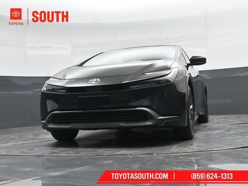 Used 2025 Toyota Prius LE AWD/4WD image 40