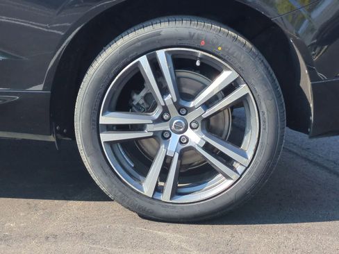 Used 2019 Volvo XC60 T6 Momentum w/ Premium Package AWD/4WD image 13