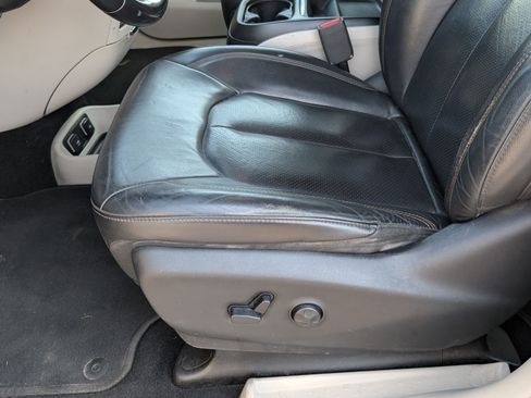 Used 2018 Chrysler Pacifica Touring-L FWD image 11