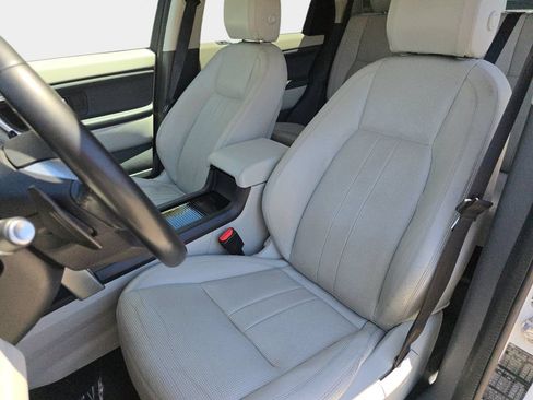 Used 2019 Land Rover Discovery Sport SE AWD/4WD image 18