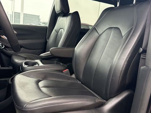 Used 2025 Chrysler Pacifica Select image 12
